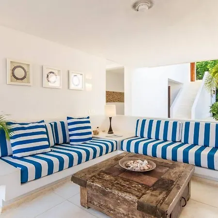 Villa Stylish With Pool And Beach